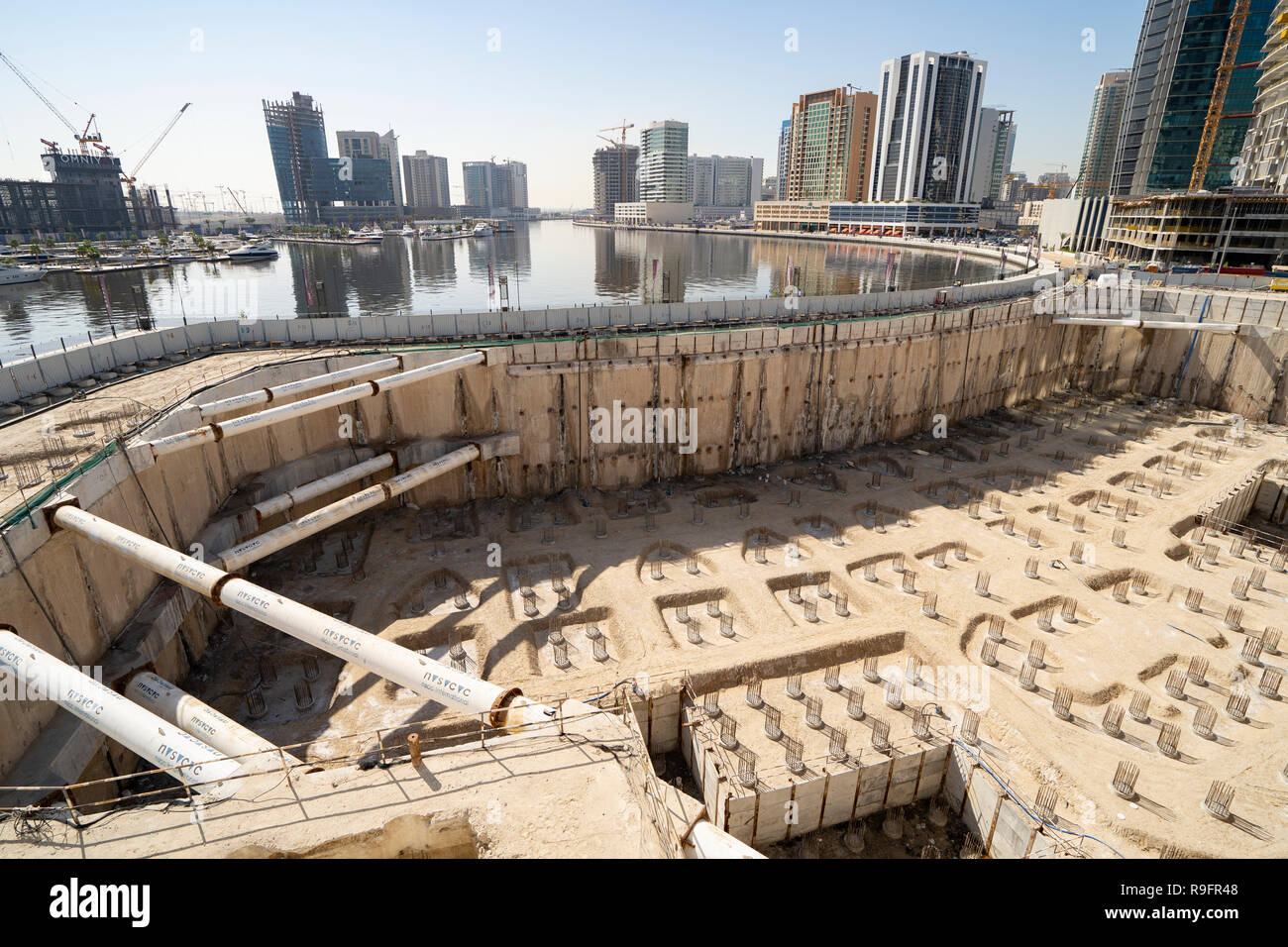 Grande scavo per la nuova cantina e struttura di fondazione in Business Bay, Dubai EMIRATI ARABI UNITI Foto Stock