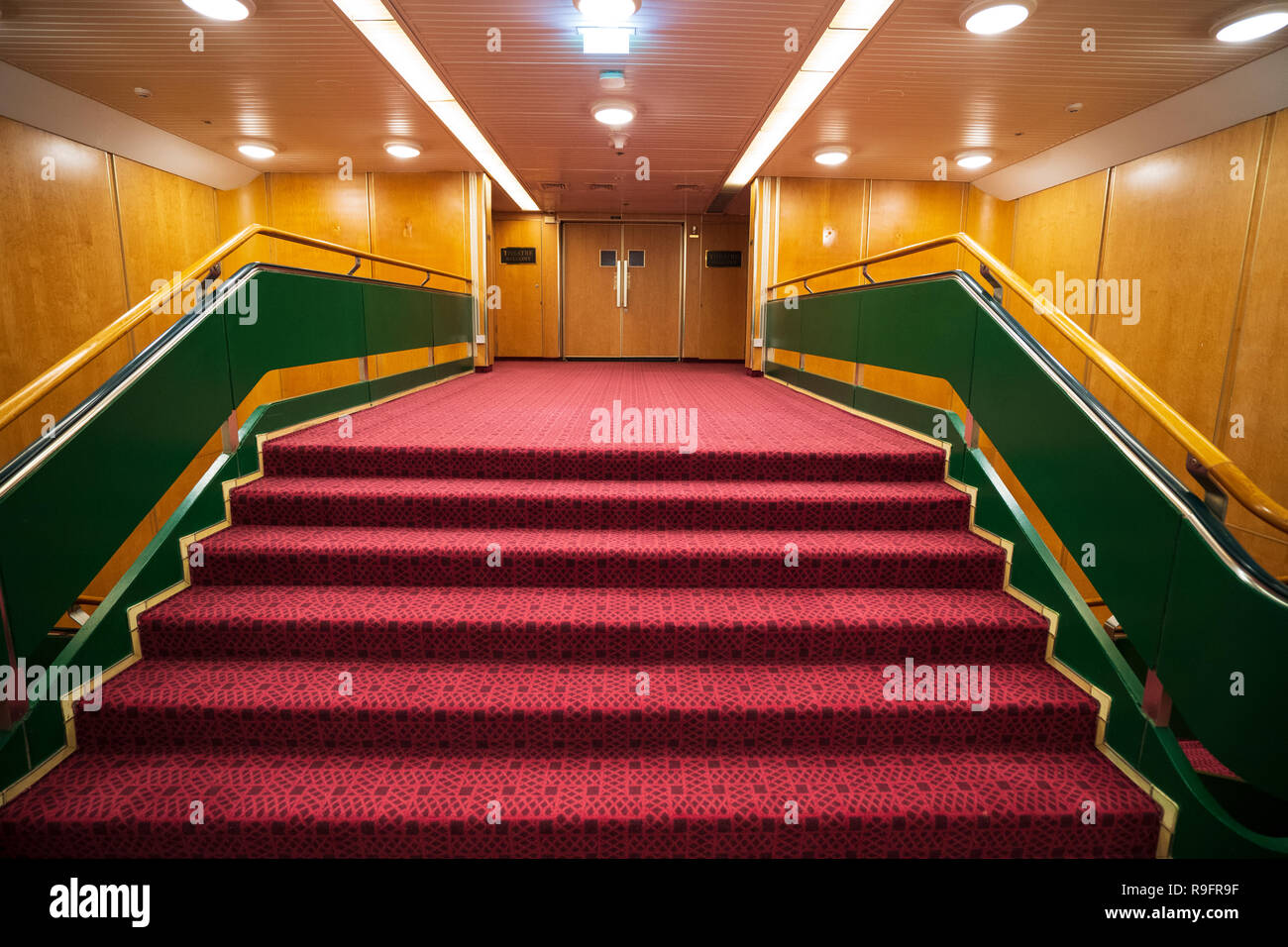 Scale che portano al teatro sulla Queen Elizabeth 2 ex ocean liner oggi riaperto come hotel di Dubai , Emirati Arabi Uniti Foto Stock