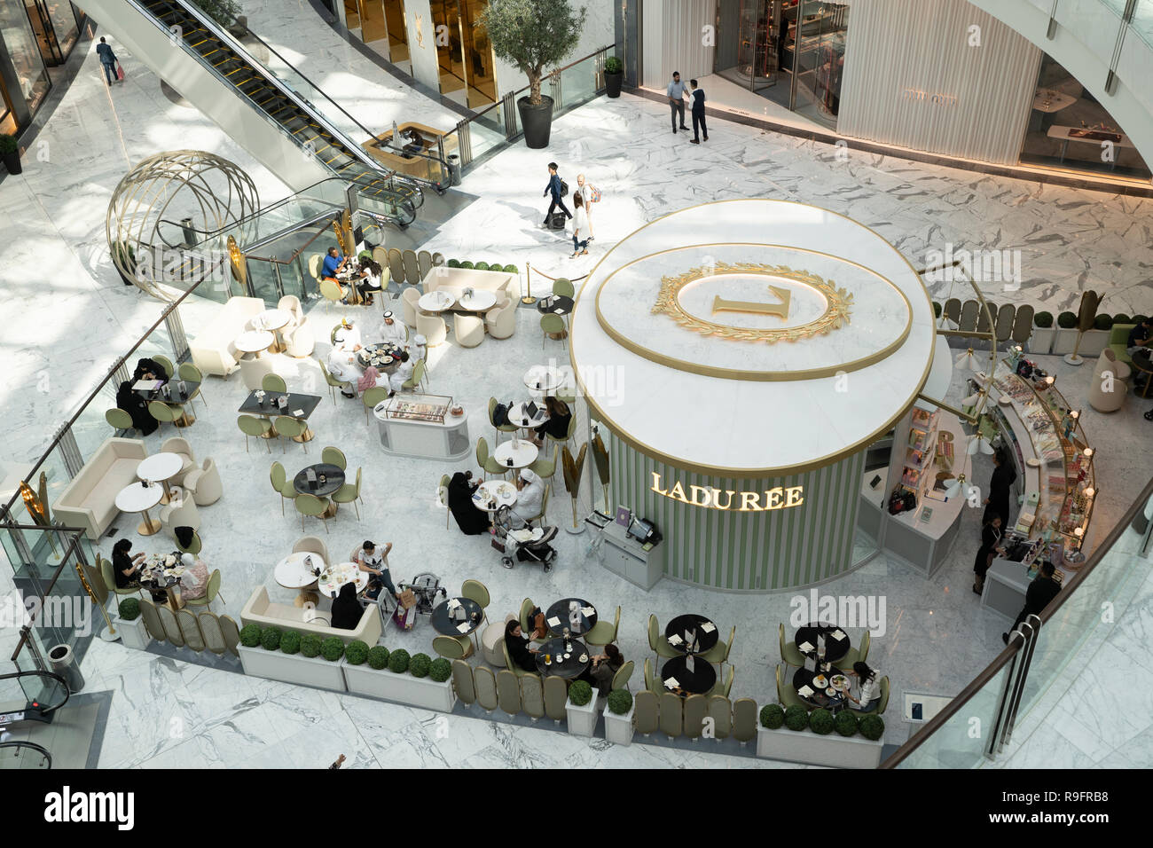 Laduree cafe all'interno di nuova sezione di lusso di Dubai Mall Fashion Avenue , il centro di Dubai, Emirati Arabi Uniti Foto Stock