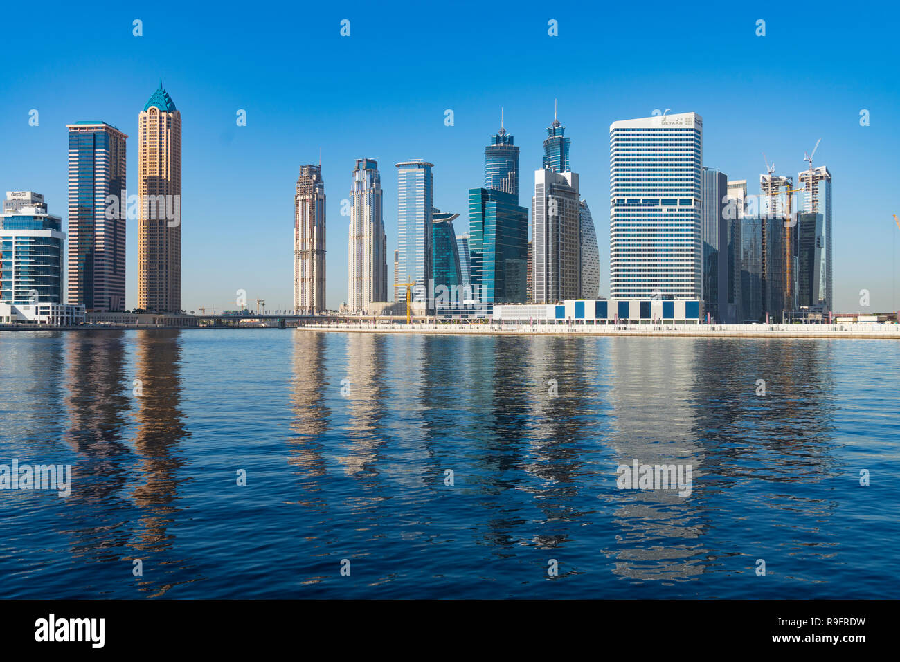 Vista diurna del moderno skyline di Business Bay e il torrente per via navigabile in Dubai Emirati Arabi Uniti Foto Stock