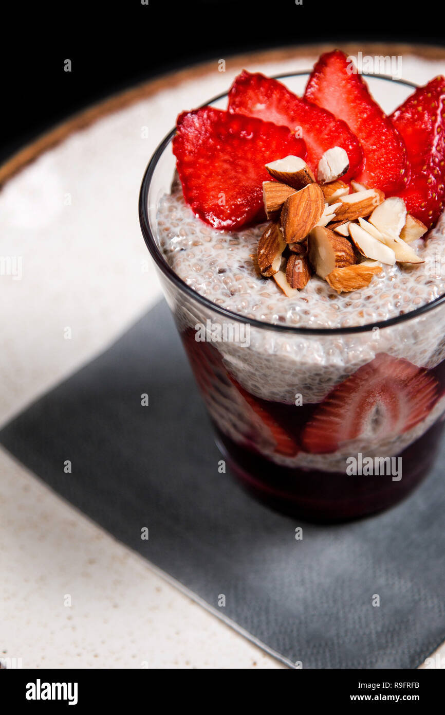 Foto di un delizioso piatto di Chia con decorazione di frutta Foto Stock