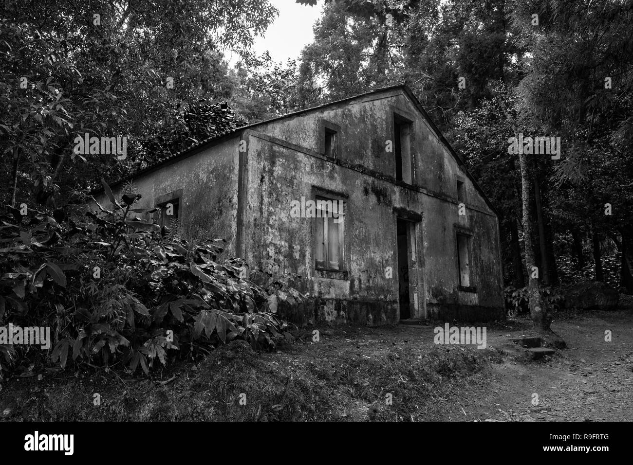 Misterioso vecchio edificio delle Azzorre in bianco e nero. Foto Stock