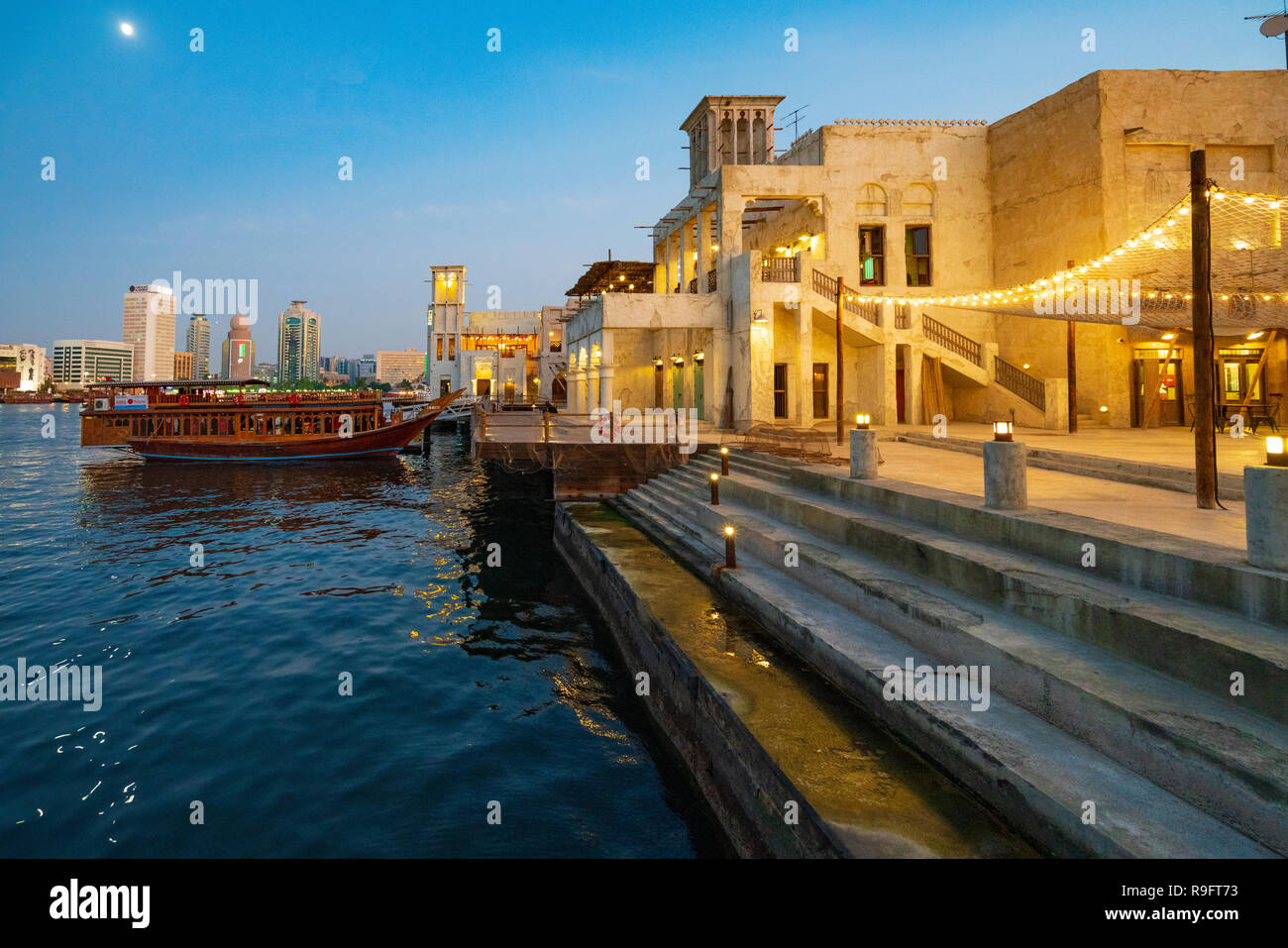 Nuovo Al Seef distretto culturale, costruito con architettura tradizionale e design, dal Creek waterside in Dubai Emirati Arabi Uniti Foto Stock