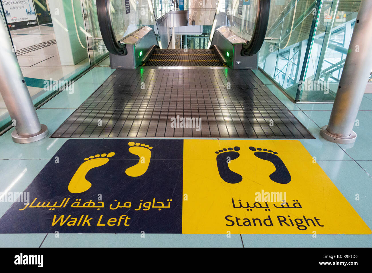 Segno di Escalator sulla metropolitana di Dubai, Emirati Arabi Uniti Foto Stock