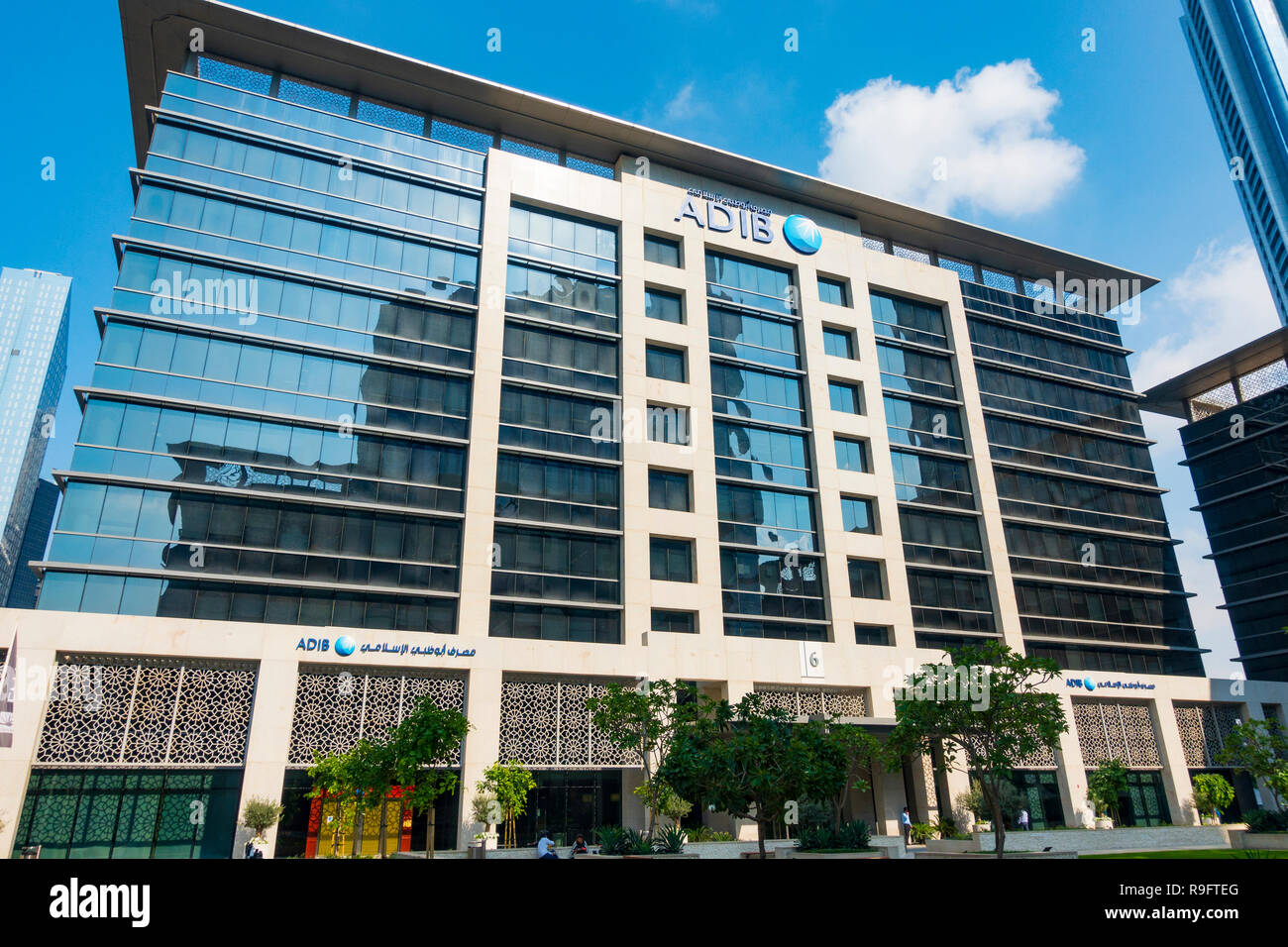 Banca ADIB edificio per uffici a Emaar Square quartiere degli affari nel centro cittadino di Dubai, Emirati Arabi Uniti Foto Stock