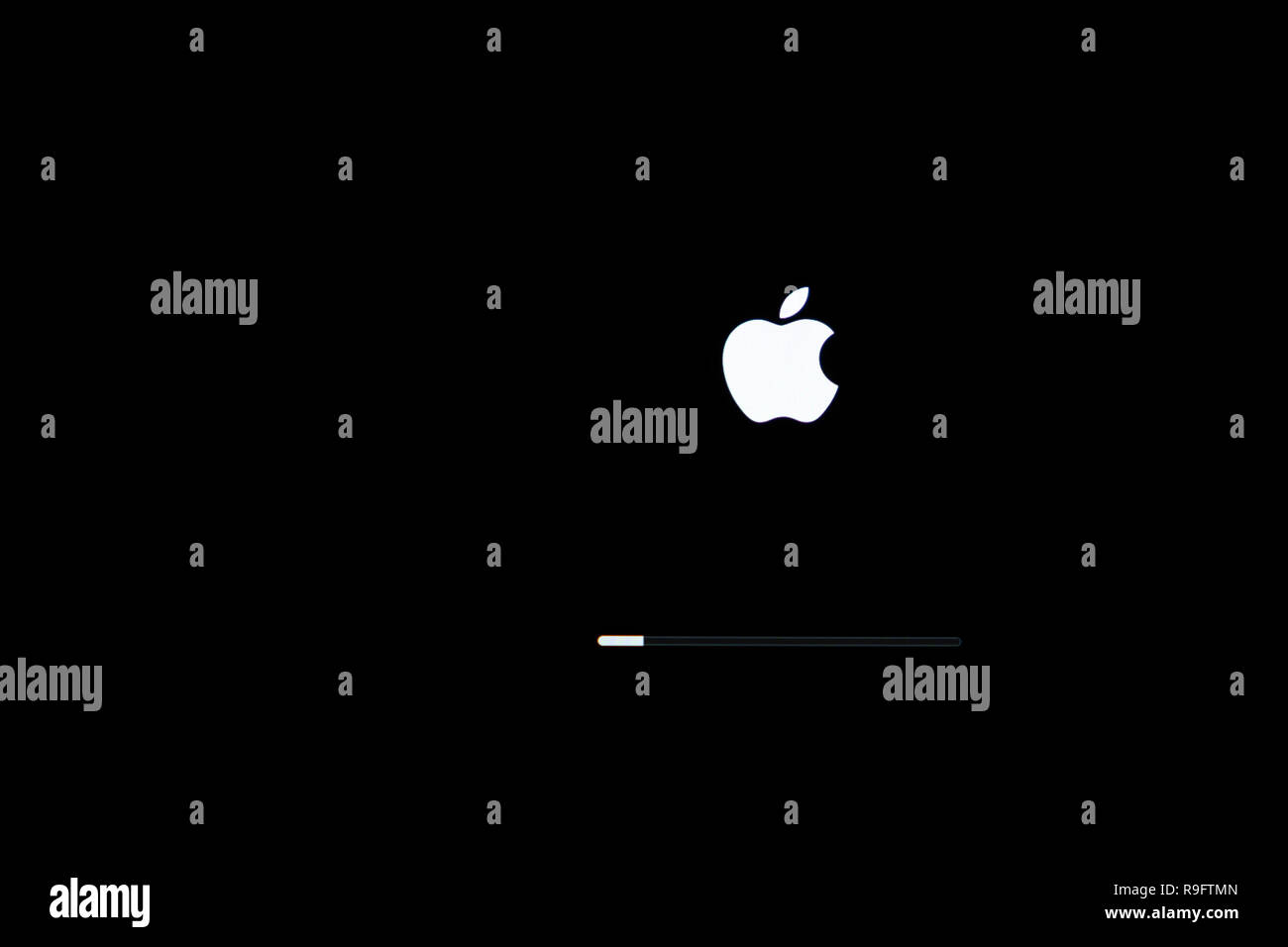 Computer Apple iMAC schermata Aggiornamento indicatore sulla barra di avanzamento e il logo Apple. Foto Stock