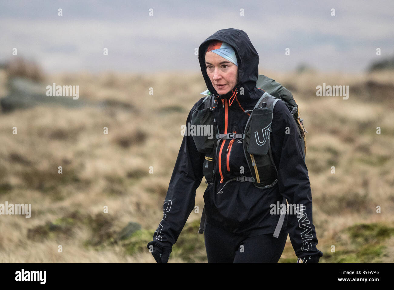 Ultrarunner Carol Morgan per la Pennine Way vicino a bordo Blackstone durante la gara per colonna vertebrale Foto Stock