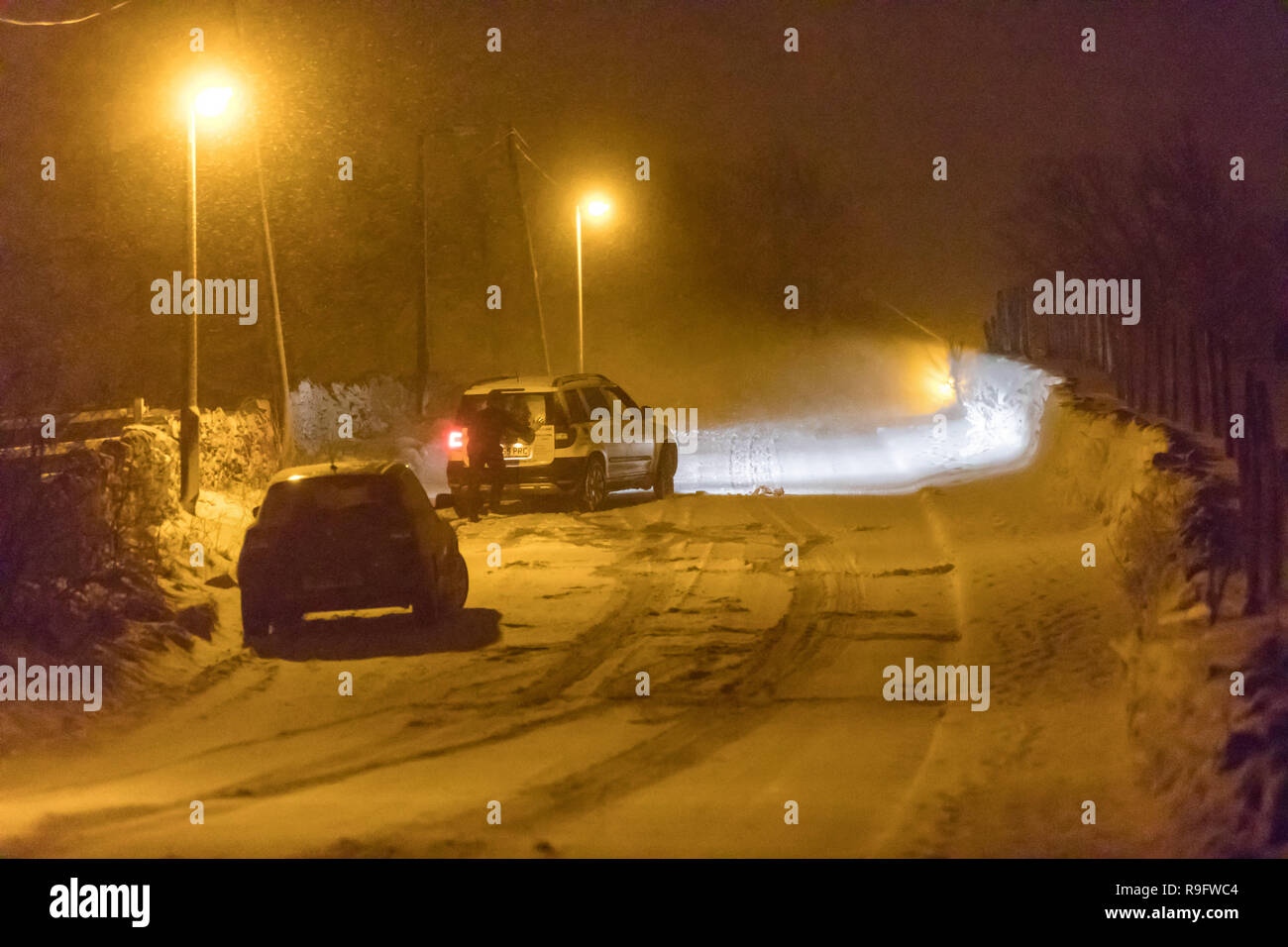 Traffico in difficoltà nella neve vicino a Oakworth nel West Yorkshire Foto Stock