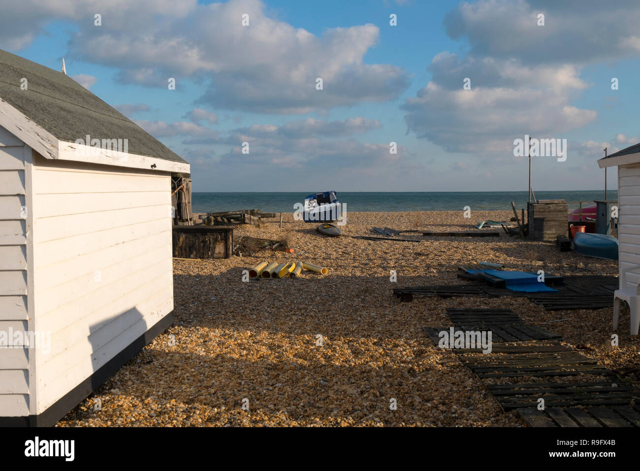 Spiaggia Bianca di capanne lungo la parte anteriore a Ash, Regno Unito Foto Stock