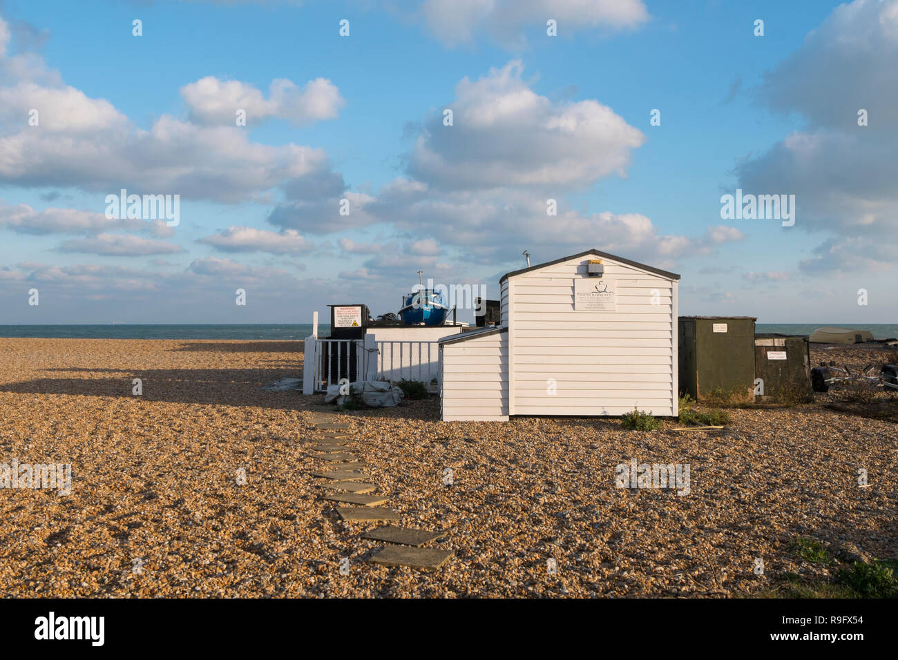 Spiaggia Bianca di capanne lungo la parte anteriore a Ash, Regno Unito Foto Stock