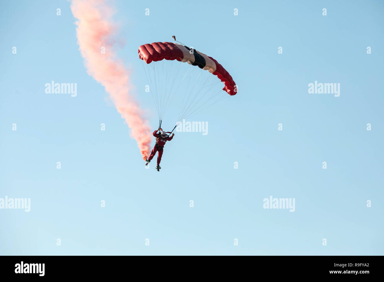 Un membro della Red Devils parachute display team si prepara a terra Foto Stock