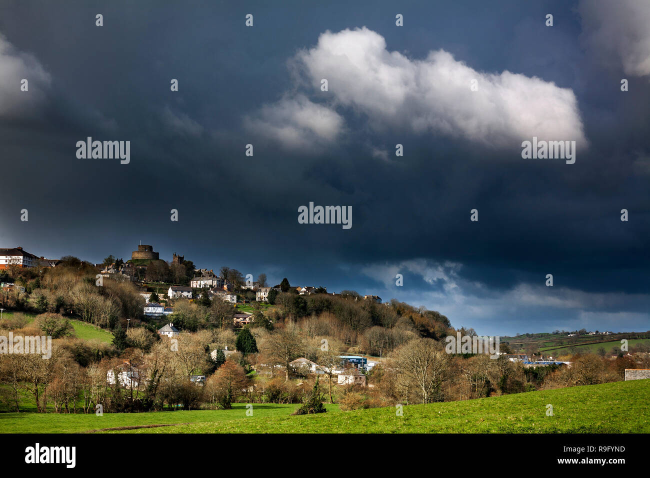 Vista di Launceston che mostra il castello sulla sommità del colle; Cornovaglia Foto Stock