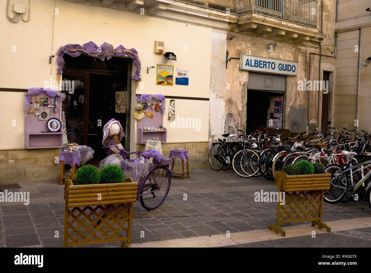 Il kitsch negozio di souvenir e un negozio di biciclette, Via Giuseppe Libertini, Lecce, Puglia, Italia Foto Stock