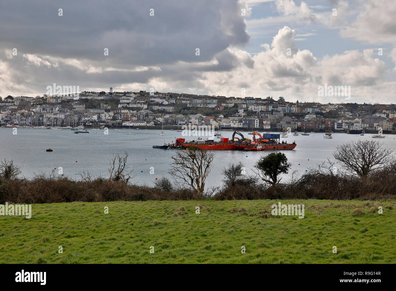 Falmouth e Penryn; da Flushing; Cornovaglia; Regno Unito Foto Stock
