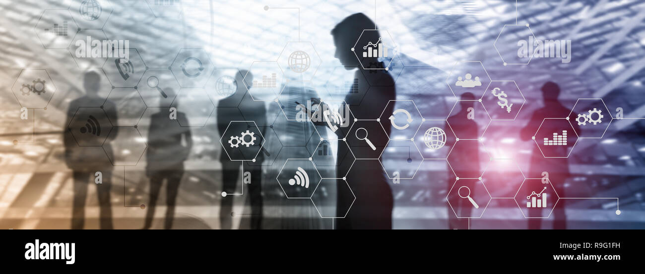 La doppia esposizione dei supporti misti. Gli schemi e le icone sulla schermata di ologramma. La gente di affari e moderna città sullo sfondo Foto Stock