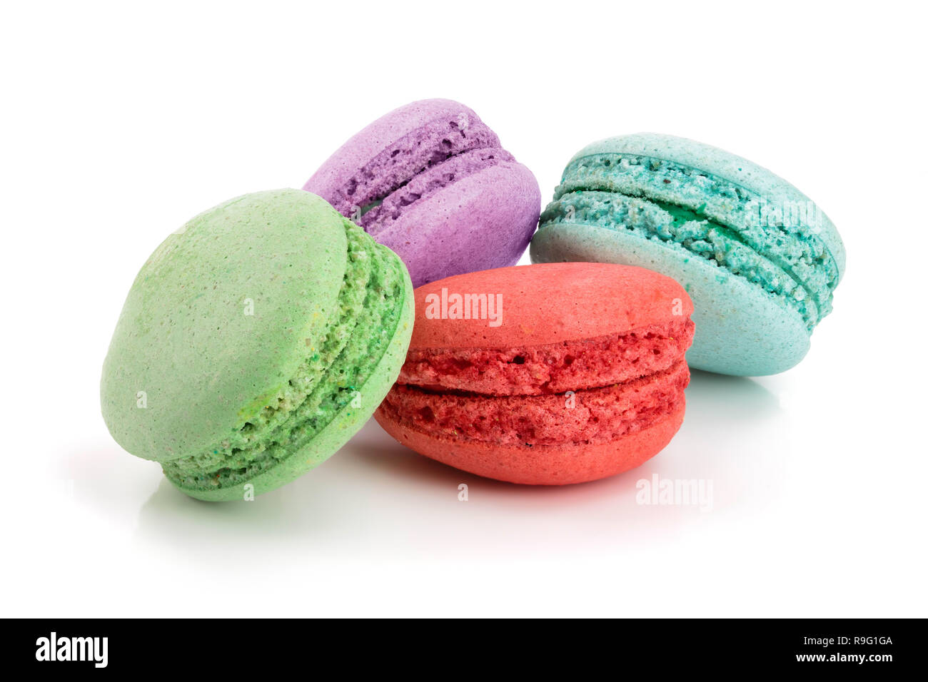 Quattro amaretti isolati su sfondo bianco closeup. Foto Stock
