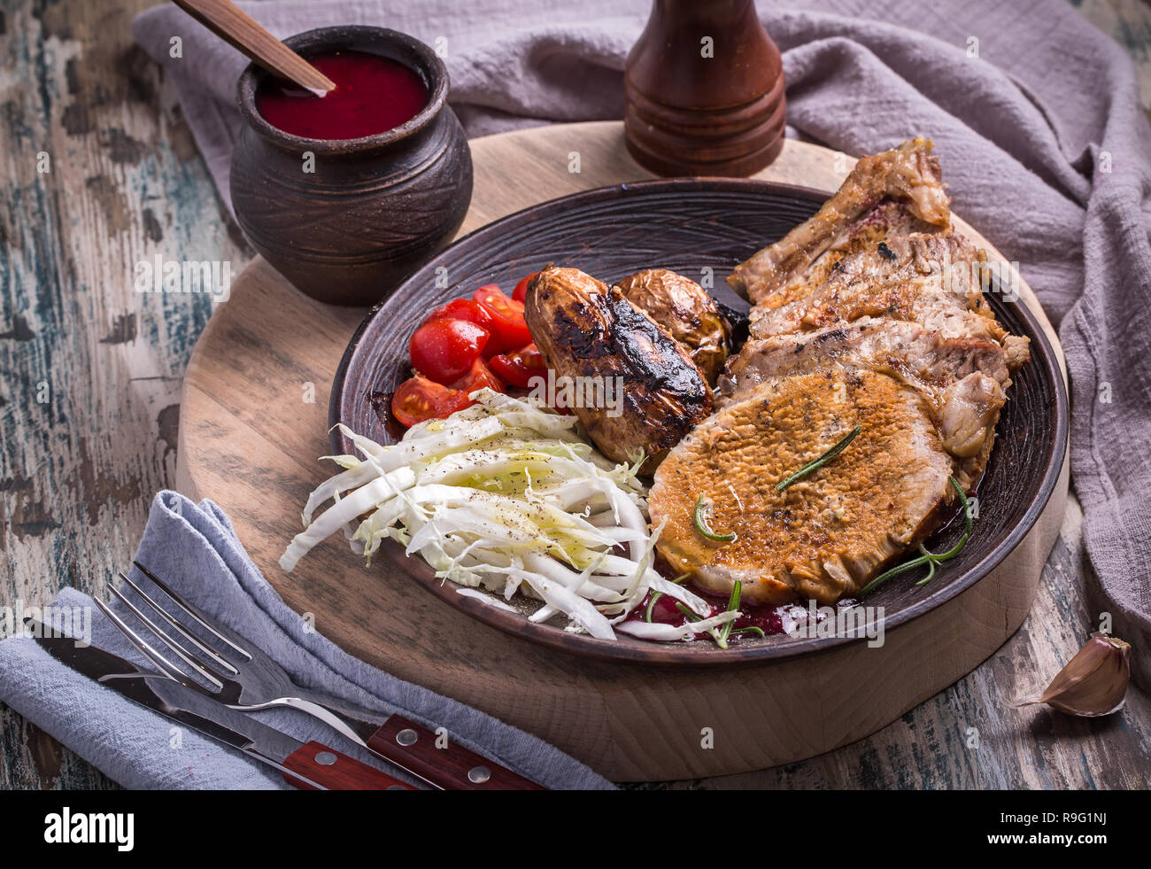 Cotto al forno costolette di maiale con patate Foto Stock