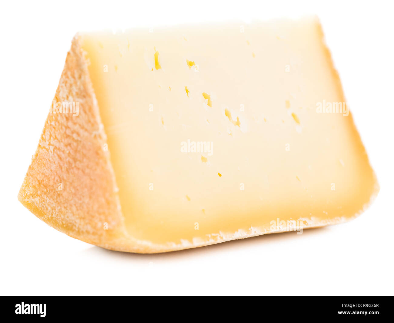 Pezzo di naturale formaggio duro isolato su bianco Foto Stock