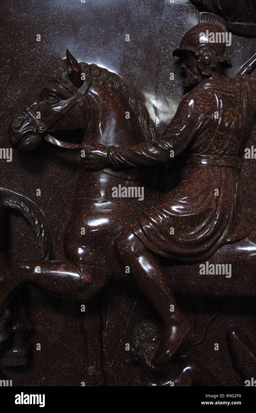 Arte romana. L'Italia. Il sarcofago di Elena. Il porfido rosso. Iv secolo. Scolpiti con scene militari con soldati romani a cavallo e barbaro prigionieri. Dettaglio. Soldato Romano. Montato su quattro leoni scolpiti da Francesco Antonio Franzoni. Essa proviene dal Mausoleo di Elena. Museo Pio-Clementino. Musei Vaticani. Città del Vaticano. Foto Stock