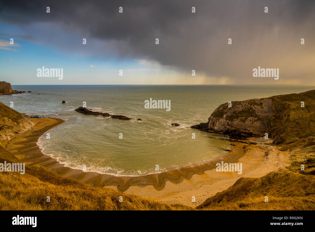Uomo O'guerra Bay nei pressi di Lulworth, Dorset, Regno Unito Foto Stock
