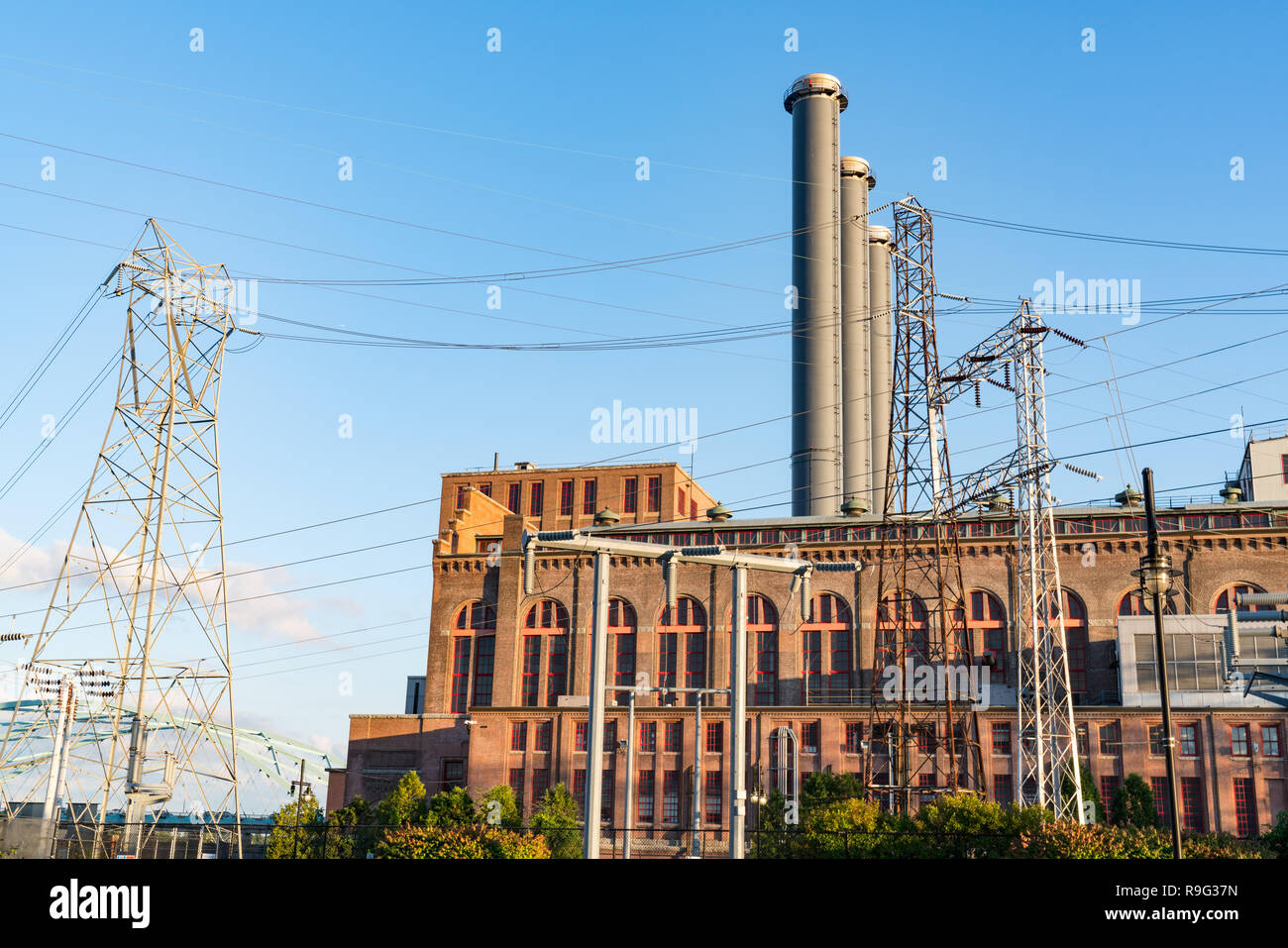 Impianto di energia elettrica con linee elettriche ad alta tensione Foto Stock