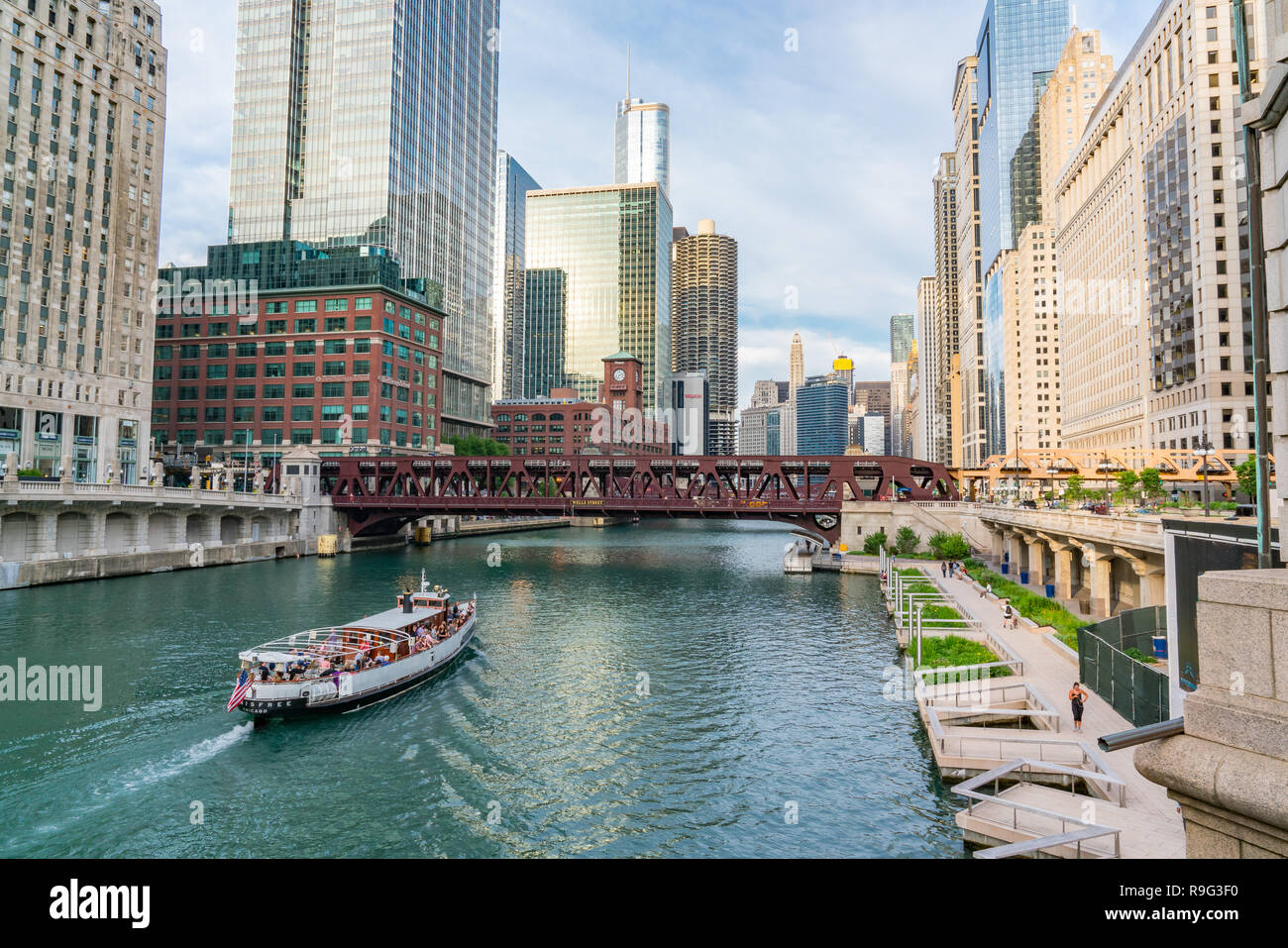 CHICAGO, IL - Luglio 12, 2018: Downtown Chicago lungo il fiume Chicago vicino a Wells Street. Foto Stock