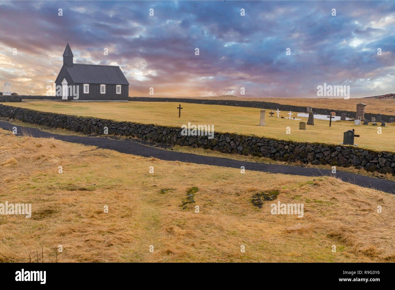 La Chiesa Nera in Islanda conosciuta come Chiesa Budakirkja al tramonto Foto Stock