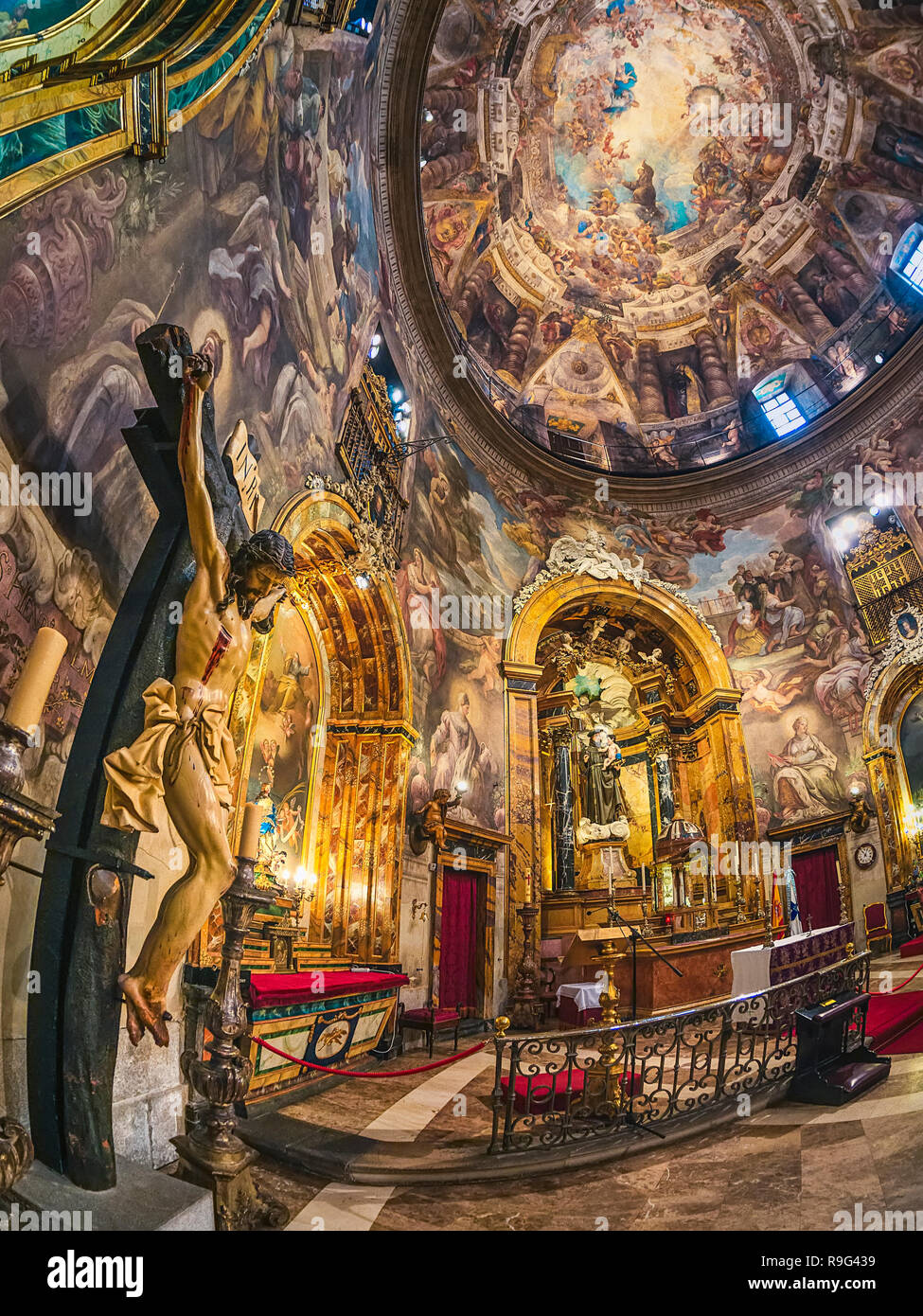 Cristo, altare e la cupola della chiesa di San Antonio de los Alemanes a Madrid, Spagna Foto Stock