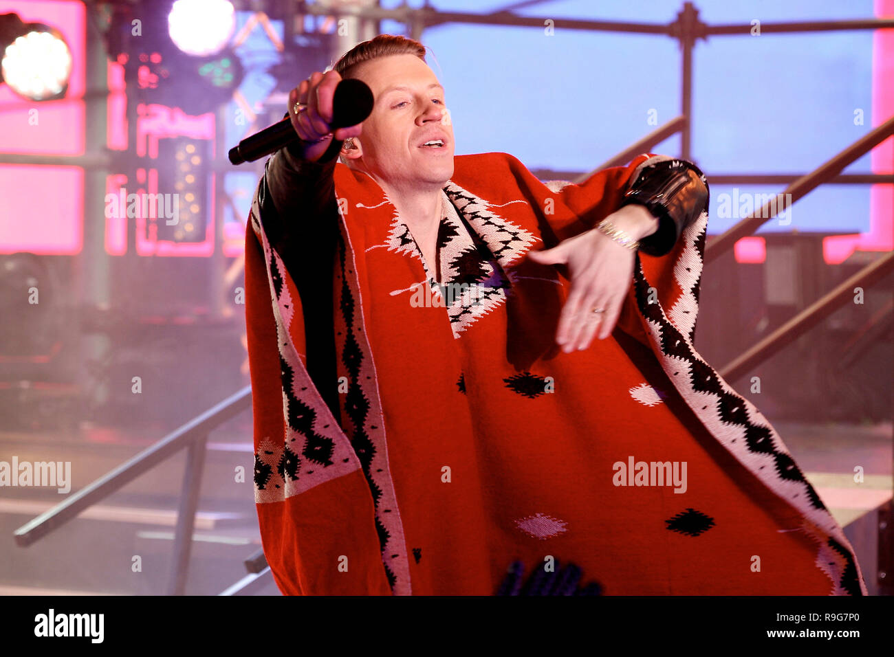 NEW YORK, NY - 31 dicembre: Macklemore esegue sul palco del Capodanno 2014 caduta sfera in festa a Times Square su dicembre 31, 2013 in New York City. (Foto di Steve Mack/S.D. Mack foto) Foto Stock