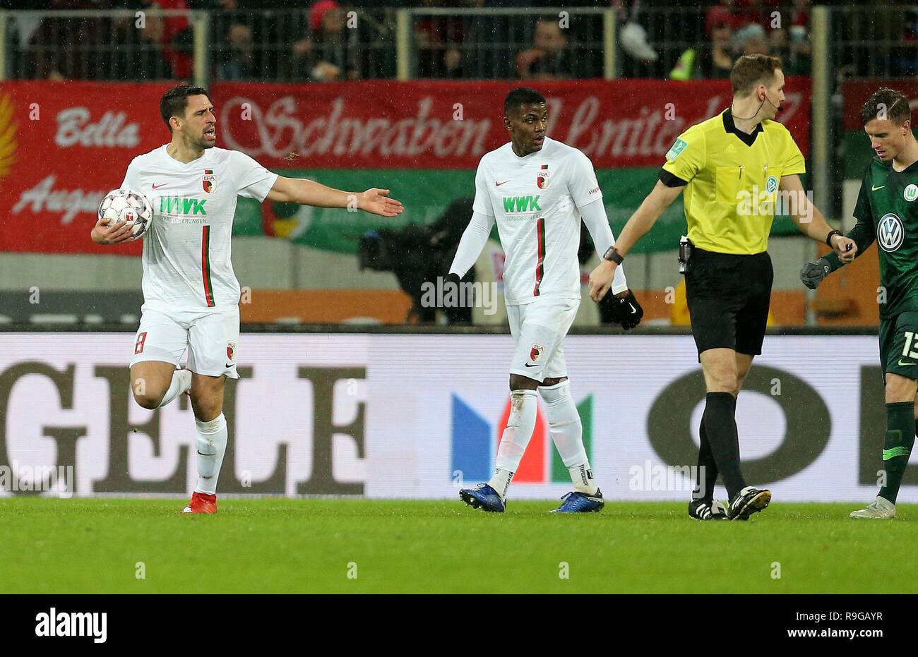 Augsburg, Germania. 23 Dic, 2018. firo: 23.12.2018, calcio, 1.Bundesliga, stagione 2018/2019, FC Augsburg - VFL Wolfsburg, Rani Khedira, FC Augsburg, Augsburg, FCA, gesto, giubilo | Utilizzo di credito in tutto il mondo: dpa/Alamy Live News Foto Stock