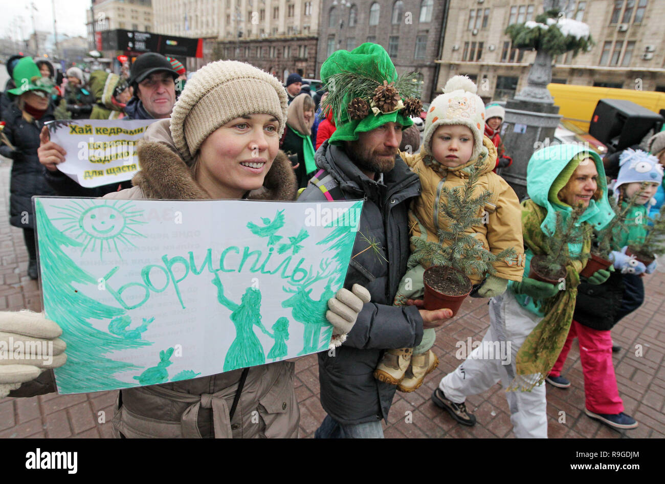 Un partecipante visto tenendo un disegno durante l'Eco Santa Claus parata natalizia di Kiev. La Sfilata ai partecipanti di prestare attenzione alla introduzione di nuove tradizioni di eco-friendly celebrazione del nuovo anno, come il gifting alberelli di alberi di conifere in vasi, la piantagione di alberi di Natale, di conservazione e di accrescimento delle foreste di conifere per la Vigilia di Capodanno giorni. Foto Stock