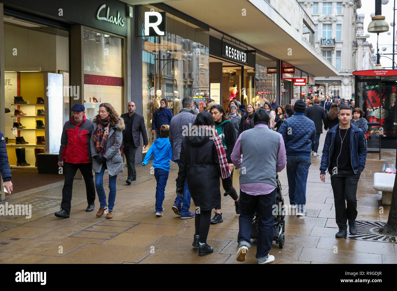 Last minute Christmas Shopper sono viste su Londra, in Oxford Street. Last minute Christmas Shopper prendere vantaggio di pre-natale occasioni a Oxford Street a Londra. Un minor numero di acquirenti sono state riportate di shopping in Gran Bretagna è alta strade come incrementa le vendite online. Foto Stock