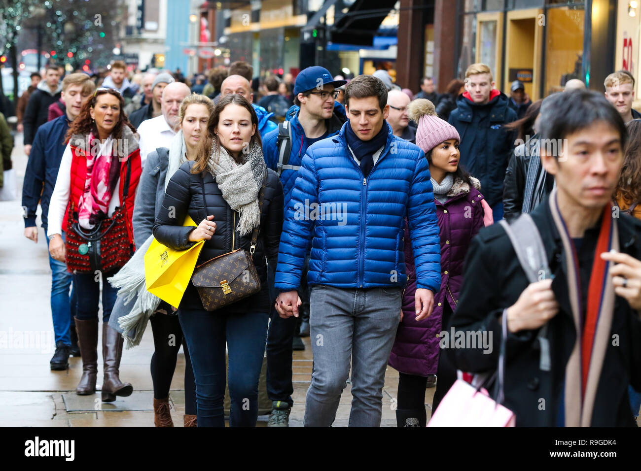 Last minute Christmas Shopper sono viste su Londra, in Oxford Street. Last minute Christmas Shopper prendere vantaggio di pre-natale occasioni a Oxford Street a Londra. Un minor numero di acquirenti sono state riportate di shopping in Gran Bretagna è alta strade come incrementa le vendite online. Foto Stock