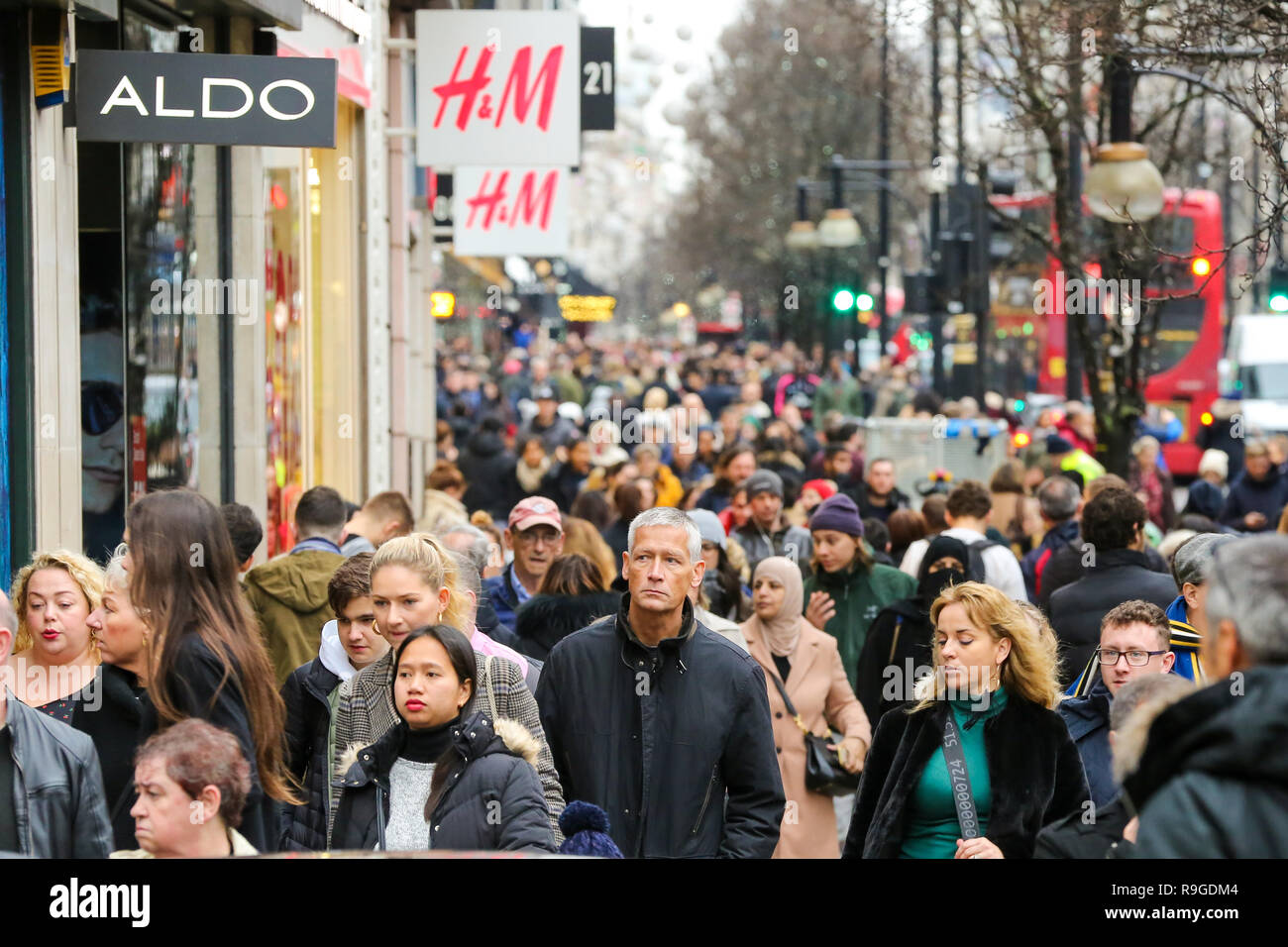 Last minute Christmas Shopper sono viste su Londra, in Oxford Street. Last minute Christmas Shopper prendere vantaggio di pre-natale occasioni a Oxford Street a Londra. Un minor numero di acquirenti sono state riportate di shopping in Gran Bretagna è alta strade come incrementa le vendite online. Foto Stock