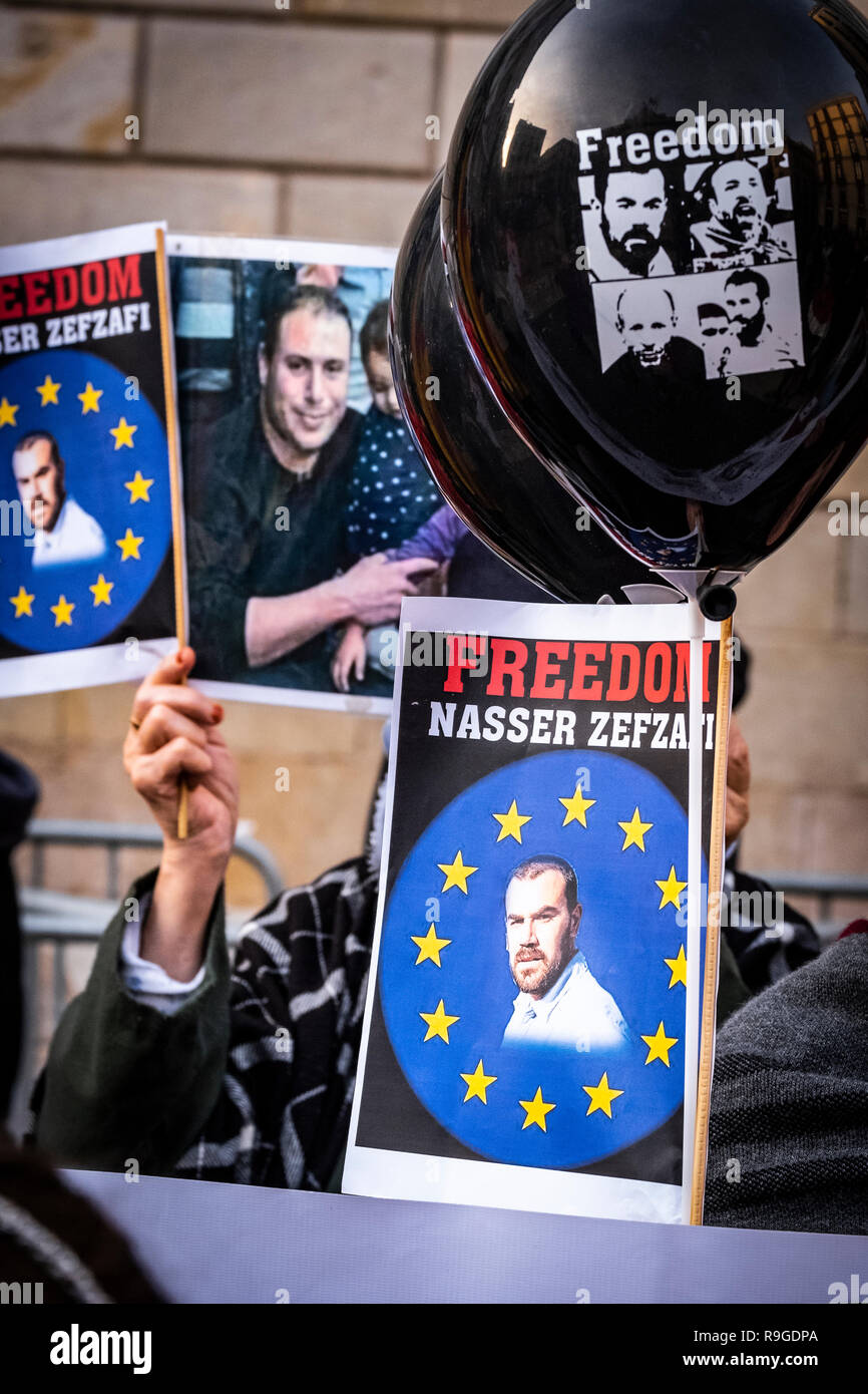 Barcellona, Spagna. 23 Dic, 2018. Una targhetta per chiedere il rilascio di un attivista Rifian Nasser Zefzafi è visto durante la protesta. Ancora una volta, il Rif comunità residente in Catalogna prende per le strade per chiedere la loro lotta per i diritti umani, la giustizia sociale e per chiedere il rilascio di Nasser Zefzafi, condannato a 20 anni di carcere. Credito: SOPA Immagini limitata/Alamy Live News Foto Stock