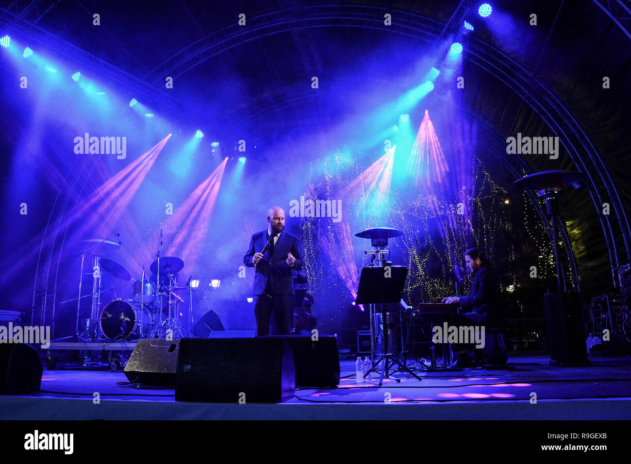 Alexandros Affolter visto esibirsi durante il concerto di Natale tributo a Frank Sinatra su Piazza Syntagma ad Atene. Foto Stock