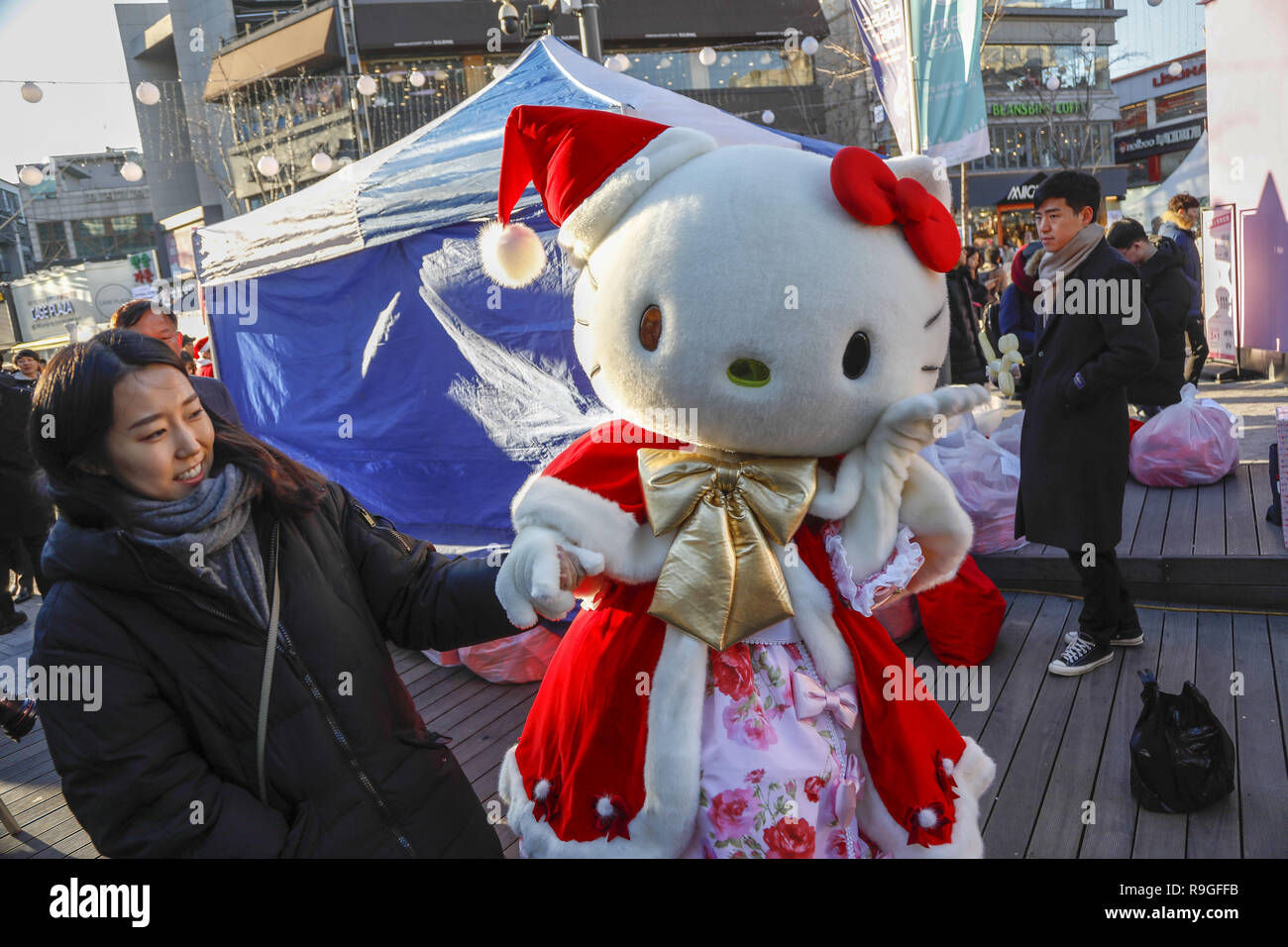 Seoul, Corea del Sud. 24 dicembre, 2018. Dic 24, 2018-Seoul Sud Korea-Visitors Godetevi il Natale celebra in piazza Sinchon a Seul, in Corea del Sud. Credito: Ryu Seung-Il/ZUMA filo/Alamy Live News Foto Stock