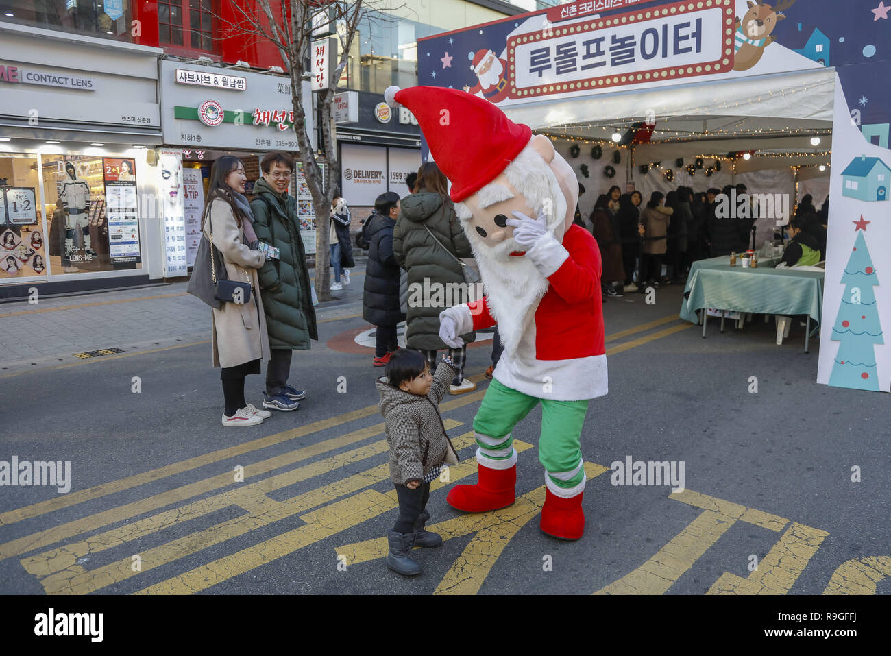 Seoul, Corea del Sud. 24 dicembre, 2018. Dic 24, 2018-Seoul Sud Korea-Visitors Godetevi il Natale celebra in piazza Sinchon a Seul, in Corea del Sud. Credito: Ryu Seung-Il/ZUMA filo/Alamy Live News Foto Stock