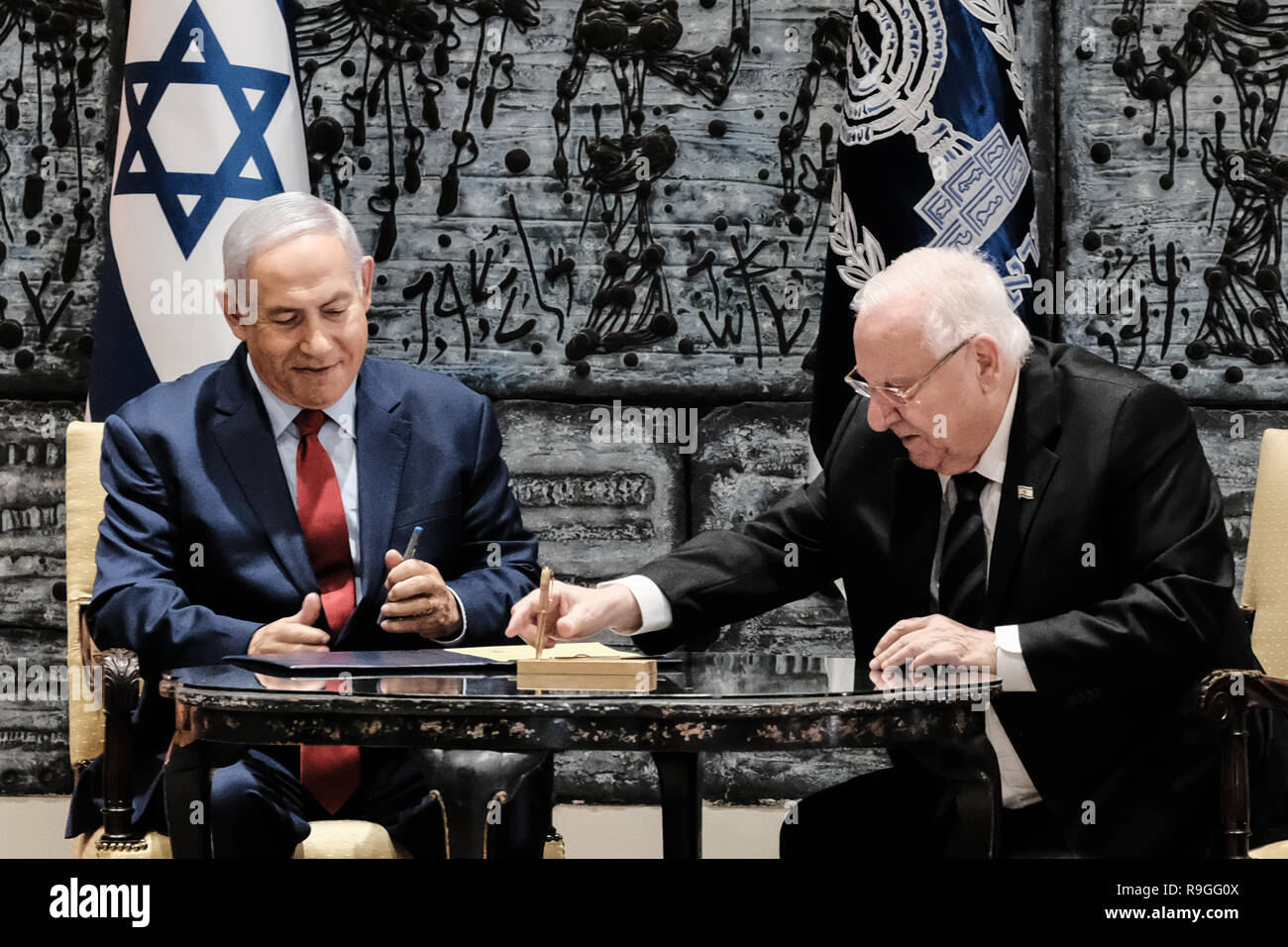 Gerusalemme, Israele. 24 dicembre, 2018. Presidente REUVEN RIVLIN (R) e il Primo ministro Benjamin Netanyahu (L) firmare una lettera di nomina a Governatore della Banca di Israele e di presentarlo al Professor Amir Yaron nel corso di una cerimonia alla residenza del Presidente alla presenza del ministro delle Finanze Moshe Kahlon. Credito: Nir Alon/Alamy Live News Foto Stock