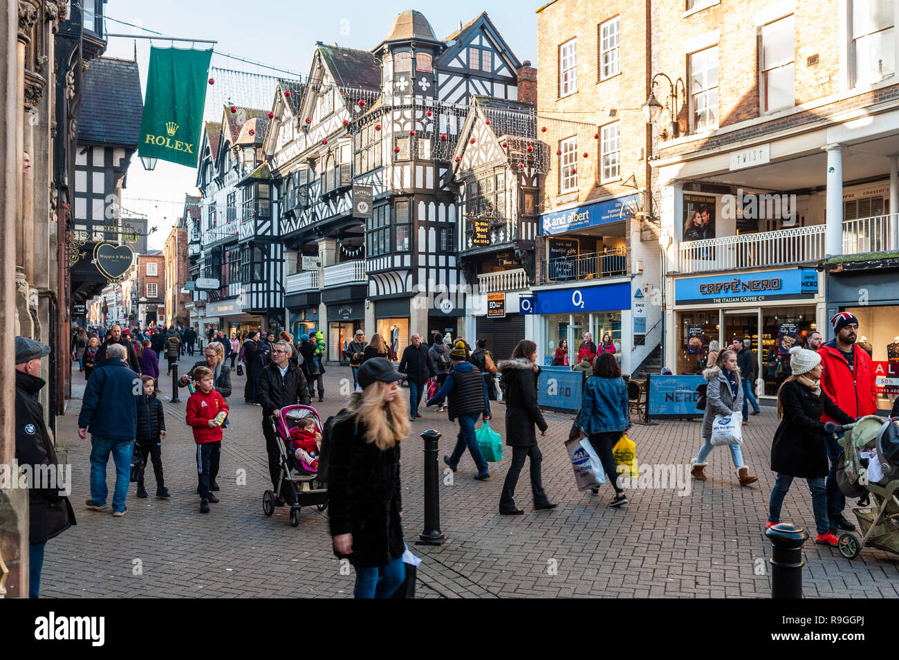 Chester, Regno Unito. 24th Dec, 2018. Migliaia di persone affollano le strade di Chester per acquistare regali di Natale last minute in una vigilia di Natale soleggiata. Credit: AG News/Alamy Live News Foto Stock
