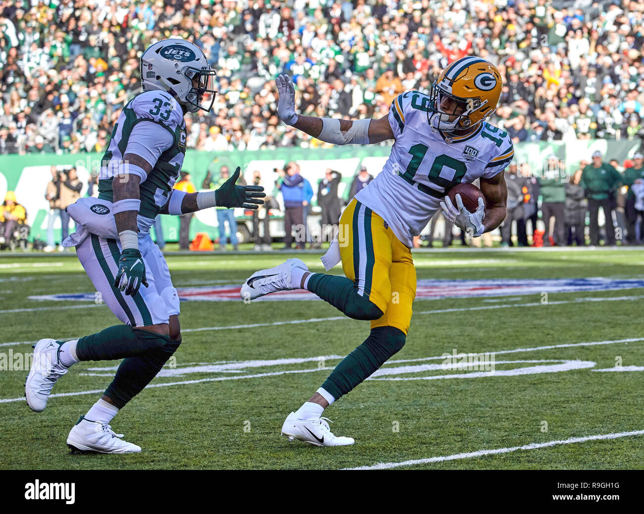 East Rutherford, New Jersey, USA. 23 Dic, 2018. Green Bay Packers wide receiver Equanimeous San marrone (19) è perseguito da New York getti di sicurezza forte Jamal Adams (33) dopo la cattura di un pass durante un gioco di NFL tra Green Bay Packers e New York getti alla MetLife Stadium di East Rutherford, New Jersey. Il New York getti sono storditi dal Green Bay Packers 44-38 in ore di lavoro straordinario. Duncan Williams/CSM/Alamy Live News Foto Stock