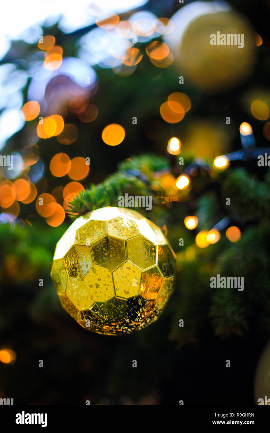 Londra, Regno Unito. 24 dic 2018. Il fieno la Galleria decorazioni di Natale/luci a Londra, dicembre 2018. Credito: Oliver Dixon/Alamy Live News Foto Stock