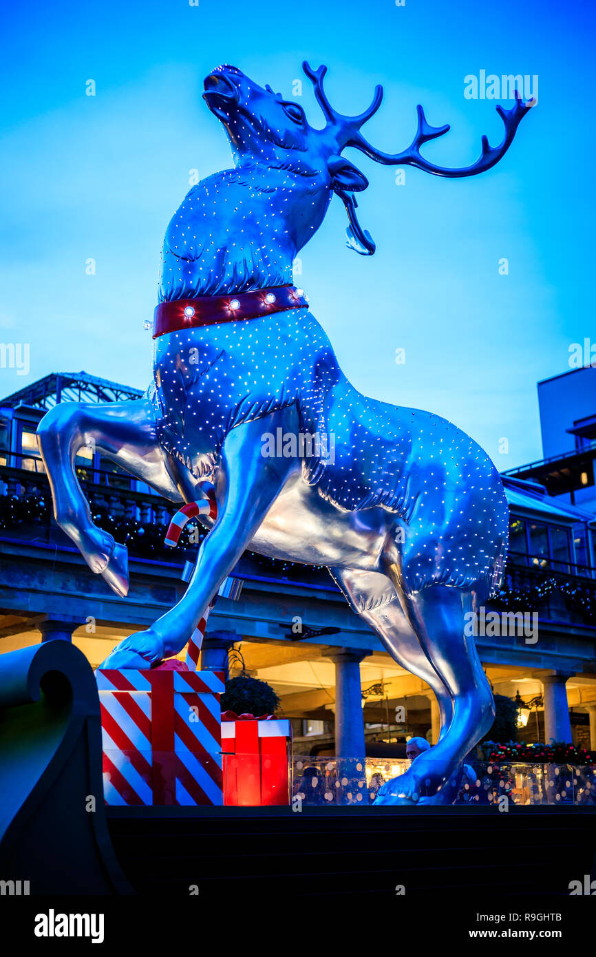 Londra, Regno Unito. 24 dic 2018. La renna in Covent Garden decorazioni di Natale/luci a Londra, dicembre 2018. Credito: Oliver Dixon/Alamy Live News Foto Stock