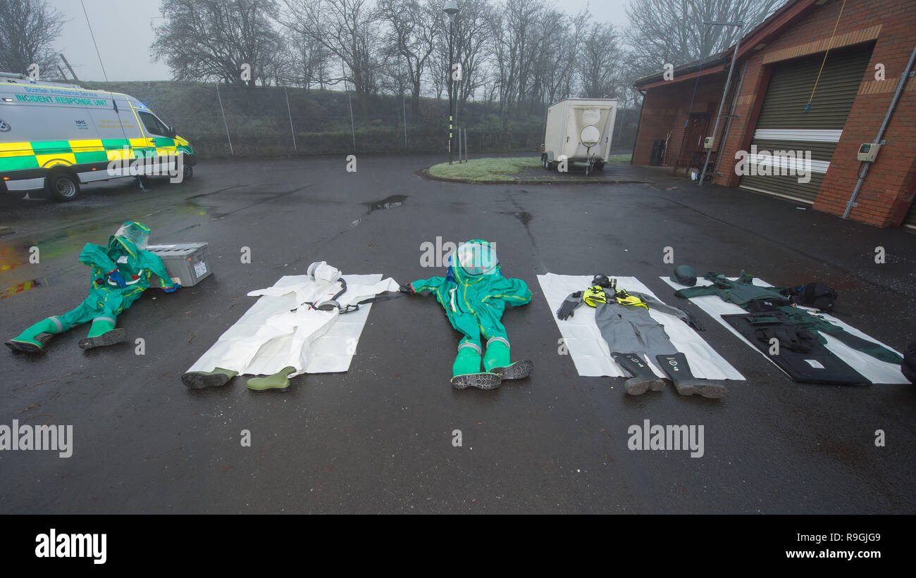 Johnstone, Glasgow, Regno Unito. Il 24 dicembre 2018. Scottish il Ministro della Salute - Jeane Freeman Visite Scottish Ambulance Service di Operazioni Speciali Response Team (Ordinamento) dove incontra alcuni dei paramedici che forniscono ambulanza specializzati per la cura di pazienti durante gli incidenti più gravi e in ambienti pericolosi e illustrato le attrezzature specifiche (compresa tra bio pericoli e tute balistici, acqua salvataggio kit per ambulanza i kit specifici per l'effettivo veicoli specializzati), utilizzato. Credito: Colin Fisher/Alamy Live News Foto Stock