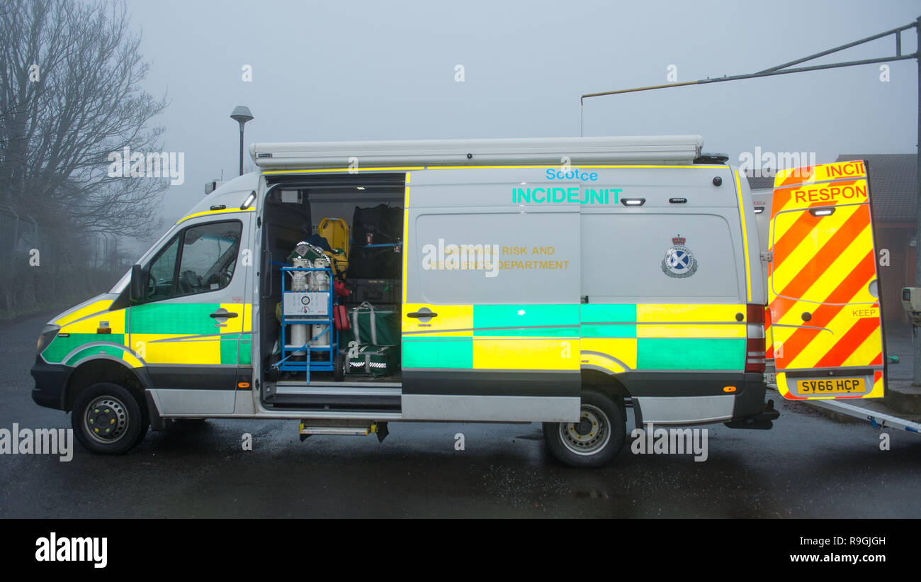 Johnstone, Glasgow, Regno Unito. Il 24 dicembre 2018. Scottish il Ministro della Salute - Jeane Freeman Visite Scottish Ambulance Service di Operazioni Speciali Response Team (Ordinamento) dove incontra alcuni dei paramedici che forniscono ambulanza specializzati per la cura di pazienti durante gli incidenti più gravi e in ambienti pericolosi e illustrato le attrezzature specifiche (compresa tra bio pericoli e tute balistici, acqua salvataggio kit per ambulanza i kit specifici per l'effettivo veicoli specializzati), utilizzato. Credito: Colin Fisher/Alamy Live News Foto Stock