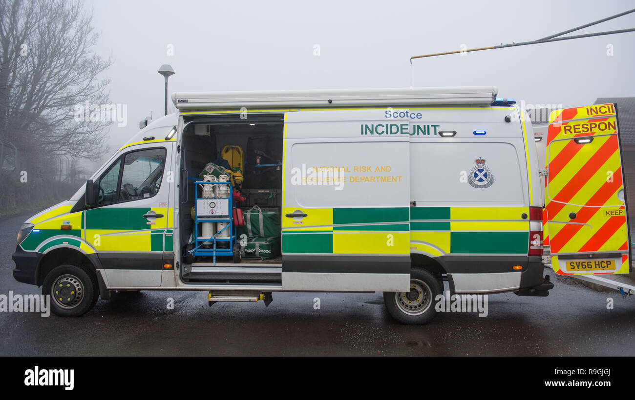 Johnstone, Glasgow, Regno Unito. Il 24 dicembre 2018. Scottish il Ministro della Salute - Jeane Freeman Visite Scottish Ambulance Service di Operazioni Speciali Response Team (Ordinamento) dove incontra alcuni dei paramedici che forniscono ambulanza specializzati per la cura di pazienti durante gli incidenti più gravi e in ambienti pericolosi e illustrato le attrezzature specifiche (compresa tra bio pericoli e tute balistici, acqua salvataggio kit per ambulanza i kit specifici per l'effettivo veicoli specializzati), utilizzato. Credito: Colin Fisher/Alamy Live News Foto Stock