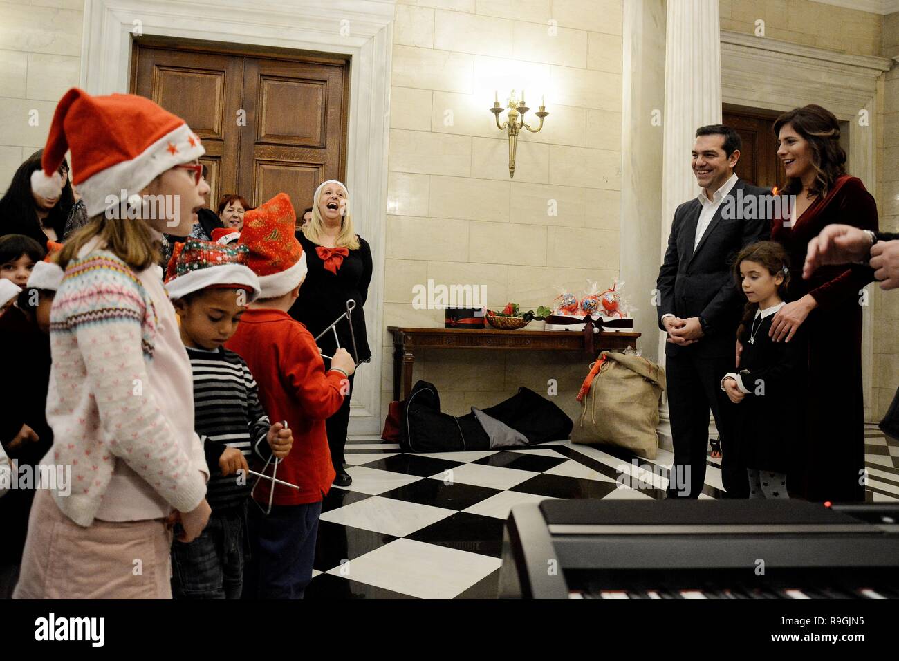 Gli studenti di inter culturale scuola primaria visto Singing Christmas Carol al Primo Ministro greco. I bambini cantare i canti natalizi per il primo ministro greco, Alexis Tsipras, in Maximos Mansion. Foto Stock