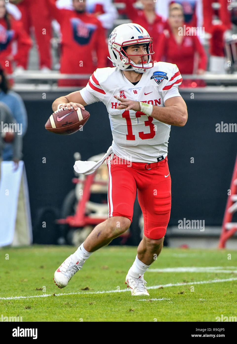 Dicembre 12, 2018 Fort Worth, Tx...Houston Cougar quarterback, Clayton Tune (13), presso il NCAA Football Forze Armate bocce tra l esercito West Point cavalieri neri e la University of Houston Cougars al Amon G. Carter TCU Stadium di Fort Worth, Tx. (Assoluta fotografo completo & Company Credit: Joe Calomeni / MarinMedia.org / Cal Sport Media) Foto Stock