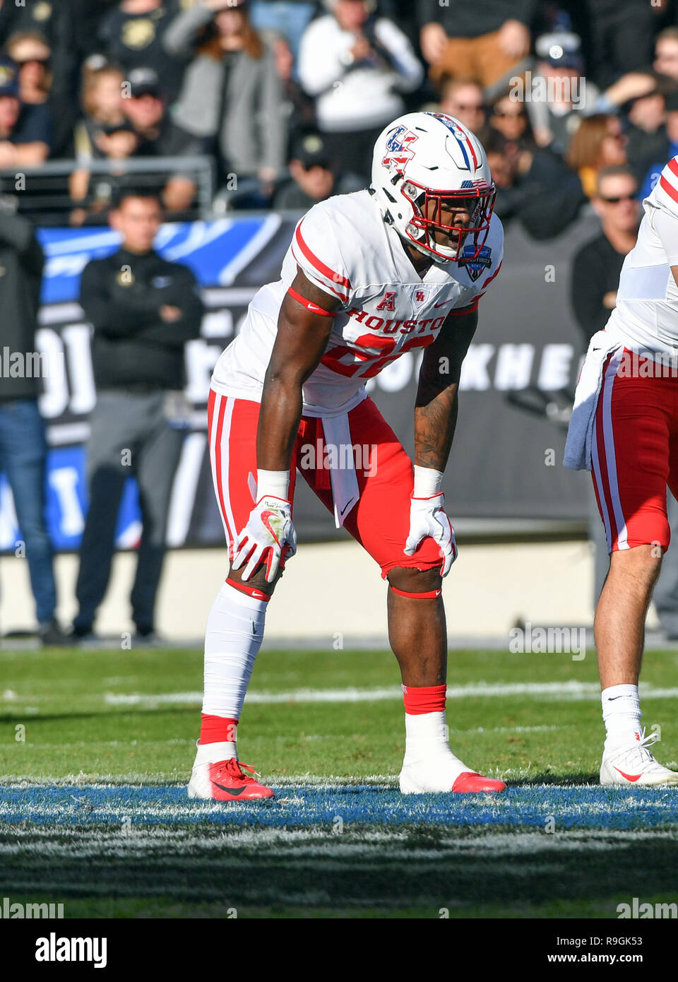 Fort Worth, TX, Stati Uniti d'America. 12 Dic, 2018. Houston Cougar running back, Terence Williams (22), presso il NCAA Football Forze Armate bocce tra l esercito West Point cavalieri neri e la University of Houston Cougars al Amon G. Carter TCU Stadium di Fort Worth, Tx. (Assoluta fotografo completo & Company Credit: Joe Calomeni/MarinMedia.org/Cal Sport Media) Credito: csm/Alamy Live News Foto Stock