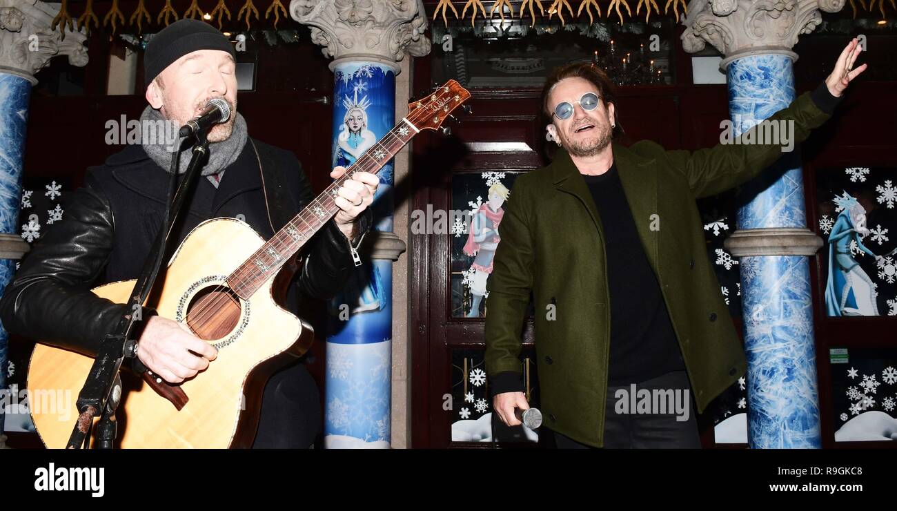 Dublino, Irlanda. 24 dicembre, 2018. U2 front man Bono e Ede busk alla vigilia di Natale, Kings Street Dublin 2 per raccogliere fondi per i senzatetto. Credito: John Rooney/Alamy Live News Foto Stock